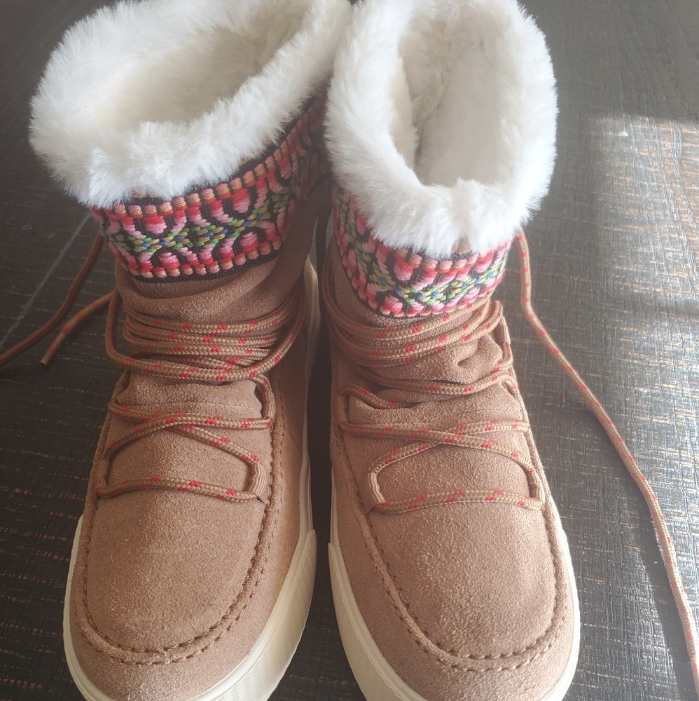 Brand New Toms furry shoes (NWOT) - Picture 3 of 3